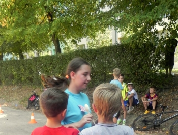 W UPALNY PONIEDZIAŁEK POŻEGNALIŚMY WAKACJE NA BOISKU PRZY SP 5 - zdjęcie25