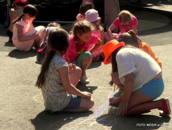 W UPALNY PONIEDZIAŁEK POŻEGNALIŚMY WAKACJE NA BOISKU PRZY SP 5 - zdjęcie16