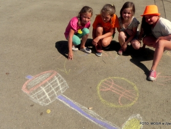 W UPALNY PONIEDZIAŁEK POŻEGNALIŚMY WAKACJE NA BOISKU PRZY SP 5 - zdjęcie12