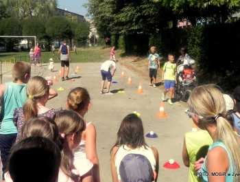 W UPALNY PONIEDZIAŁEK POŻEGNALIŚMY WAKACJE NA BOISKU PRZY SP 5 - zdjęcie3