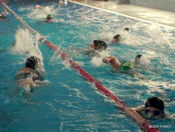 MIKOŁAJKOWE ZAWODY PŁYWACKIE I SPOTKANIE ZE ŚWIĘTYM MIKOŁAJEM - 2015. - zdjęcie61