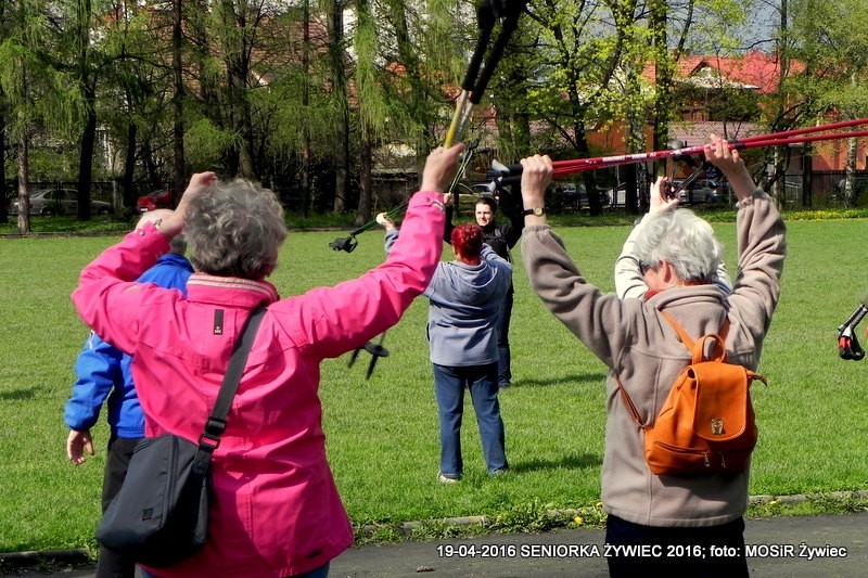WIOSENNA REKREACJA W PARKU. SENIORKI I SENIORZY MASZERUJĄ!