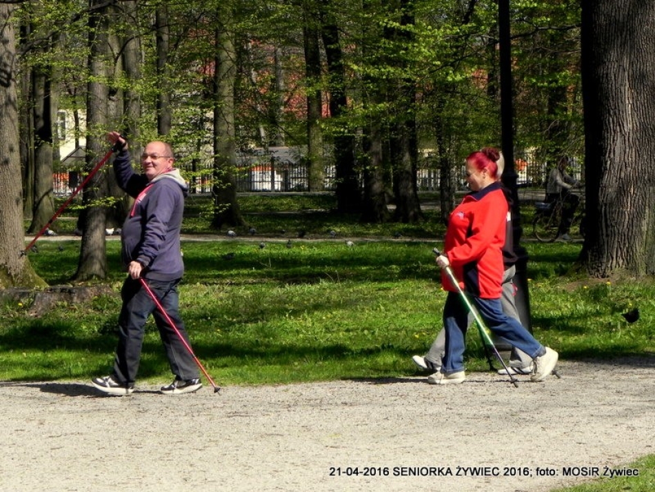 NORDIC WALKING W PARKU MA SIĘ ŚWIETNIE!
