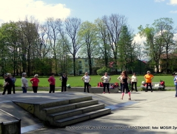 GIMNASTYKA W PARKU - 1 ZAJĘCIA ZA NAMI! - zdjęcie14