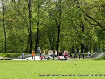 GIMNASTYKA W PARKU - 1 ZAJĘCIA ZA NAMI! - zdjęcie4