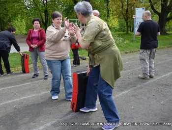 ĆWICZENIA Z SAMOOBRONY W ŻYWIECKIM PARKU - zdjęcie7