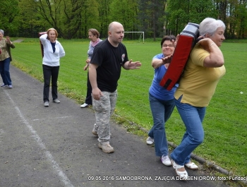 ĆWICZENIA Z SAMOOBRONY W ŻYWIECKIM PARKU - zdjęcie1
