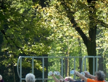 GIMNASTYKA W PARKU - OCZYWIŚCIE W SŁOŃCU - zdjęcie6