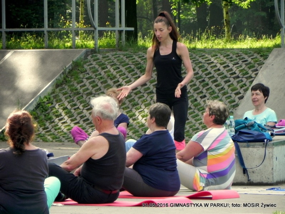 JAK DOBRZE ROZPOCZĄĆ DZIEŃ? GIMNASTYKĄ W PARKU!