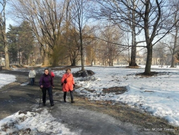Słoneczny dzień w Parku z SENIORAMI. - zdjęcie4