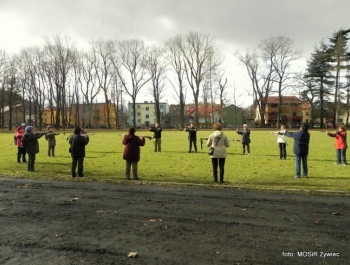 SENIOR/KA spaceruje w stylu NORDIC WALKING. - zdjęcie1