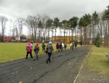 SENIOR/KA spaceruje w stylu NORDIC WALKING. - zdjęcie4