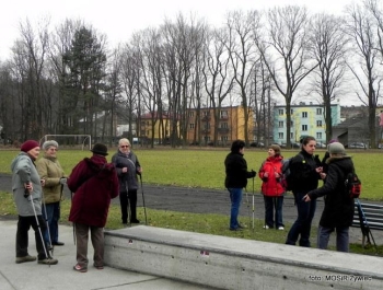DZIEŃ KOBIET na sportowo, SENIORKI na zajęciach Nordic Walking. - zdjęcie2