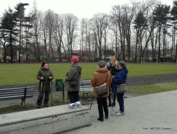 DZIEŃ KOBIET na sportowo, SENIORKI na zajęciach Nordic Walking. - zdjęcie1