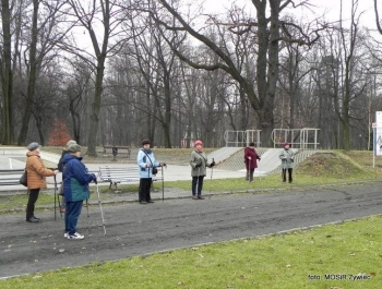 DZIEŃ KOBIET na sportowo, SENIORKI na zajęciach Nordic Walking. - zdjęcie5