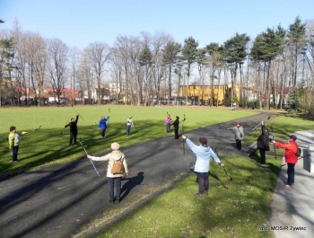 Alejkami Parku Żywieckiego z seniorami. - zdjęcie3