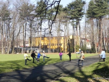 Alejkami Parku Żywieckiego z seniorami. - zdjęcie2