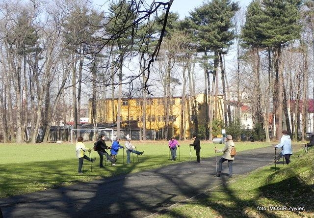 Alejkami Parku Żywieckiego z seniorami.