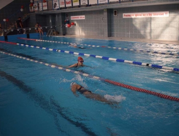 Sztafeta pływacka 100x100m z okazji 100-lecia odzyskania niepodległości przez Polskę - zdjęcie1