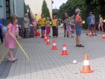 FESTYN SPORTOWO REKREACYJNY DLA DZIECI - "POżEGNANIE WAKACJI" - PRZY SZKOLE PODSTAWOWEJ NR 1 - zdjęcie 8