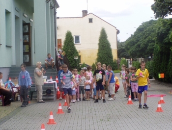FESTYN SPORTOWO REKREACYJNY DLA DZIECI - "POżEGNANIE WAKACJI" - PRZY SZKOLE PODSTAWOWEJ NR 1 - zdjęcie 6