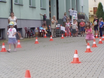 FESTYN SPORTOWO REKREACYJNY DLA DZIECI - "POżEGNANIE WAKACJI" - PRZY SZKOLE PODSTAWOWEJ NR 1 - zdjęcie 5
