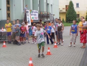 FESTYN SPORTOWO REKREACYJNY DLA DZIECI - "POżEGNANIE WAKACJI" - PRZY SZKOLE PODSTAWOWEJ NR 1 - zdjęcie 4