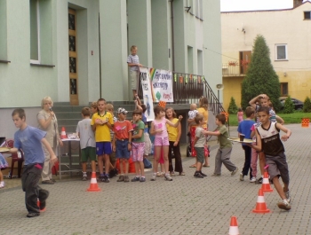 FESTYN SPORTOWO REKREACYJNY DLA DZIECI - "POżEGNANIE WAKACJI" - PRZY SZKOLE PODSTAWOWEJ NR 1 - zdjęcie 3