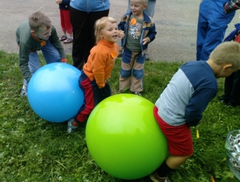 FESTYN SPORTOWO REKREACYJNY - "POżEGNANIE WAKACJI" - PLAC GIER I ZABAW PRZY UL.JODłOWEJ - zdjęcie 1