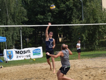 TURNIEJ SIATKÓWKI PLAŻOWEJ "O PUCHAR BURMISTRZA MIASTA ŻYWCA" – WYNIKI + ZDJĘCIA - zdjęcie9