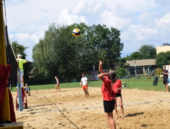 TURNIEJ SIATKÓWKI PLAŻOWEJ "O PUCHAR BURMISTRZA MIASTA ŻYWCA" – WYNIKI + ZDJĘCIA - zdjęcie13