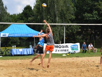 TURNIEJ SIATKÓWKI PLAŻOWEJ "O PUCHAR BURMISTRZA MIASTA ŻYWCA" – WYNIKI + ZDJĘCIA - zdjęcie17